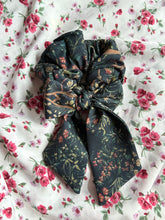 Load image into Gallery viewer, scrunchie with bow