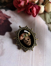 Load image into Gallery viewer, Skull  brooch
