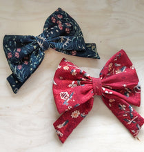 Load image into Gallery viewer, Bow Unicorn (green, red )
