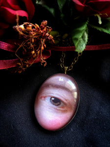 Big  Necklace Madame Pompadour eye