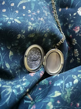 Load image into Gallery viewer, Open necklace
