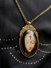 Load image into Gallery viewer, Holly Doll Necklace Gold
