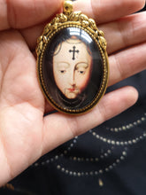 Load image into Gallery viewer, Holly Doll Necklace Gold
