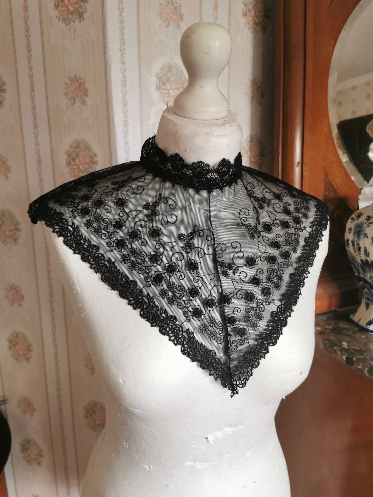 Edwardian Black Lace Collar – Duchess Milianda