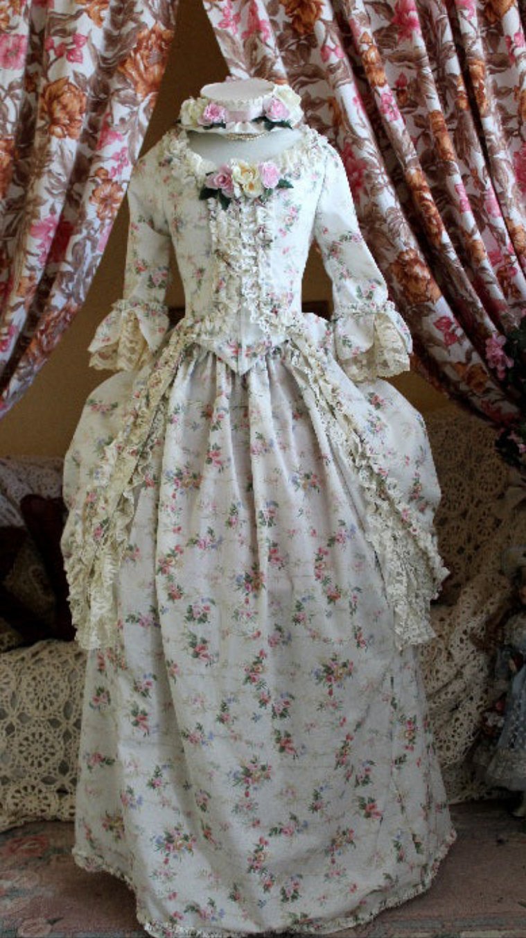 Robe A'la Polonaise Roses